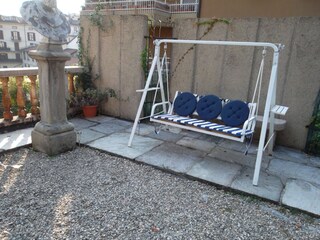 Schaukelbank im Gemeinschaftsgarten