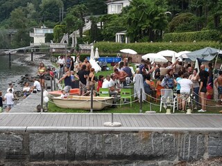 Strand mit Sonnenschirm- und Liegenverleih, nur 250?m v