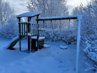 Klettergerüst im Schnee