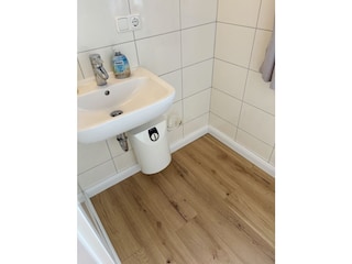 ...mit Waschbecken...