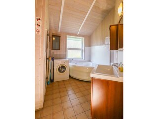 Badezimmer mit Whirlpool und Sauna