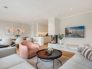 Wohnbereich/Kamin/Esstisch/Küche