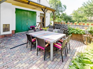 Terrasse mit Gartenmöbeln