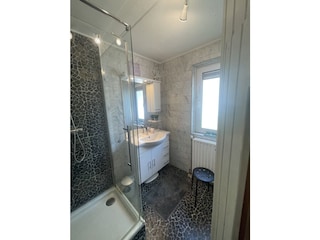 Bad mit Dusche und Sauna im EG