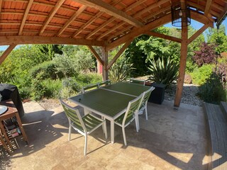Überdachte Terrasse mit Grillplatz