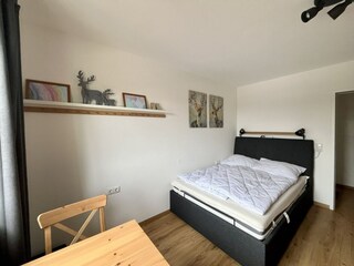 Schlafzimmer mit französischem Bett