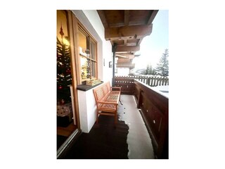 Balkon mit Blick über die Berge