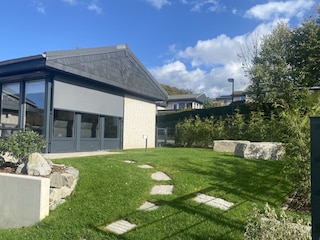 Gartenanlage mit Feuerstelle, Fenster mit Sonnenschutz