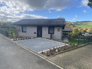 Eingangsbereich mit Autostellplatz direkt vor der Tür