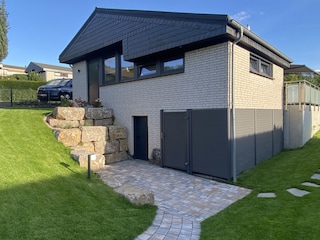 Garten und Eingang Abstellraum