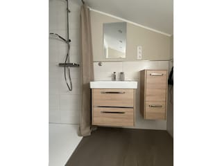 modernes Bad mit ebenerdiger Dusche