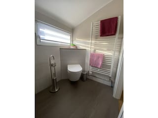 modernes Bad mit Handtuchheizkörper