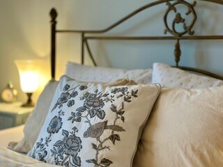 Komfortables Doppelbett mit Topper und Nackenkissen