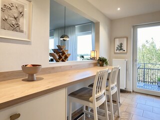 Küche mit Esstheke und Durchreiche