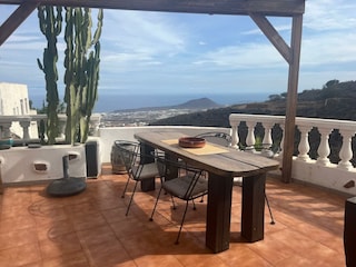 große Balkonterrasse mit Meerblick