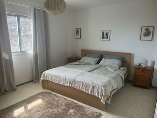 Schlafzimmer mit Doppelbett