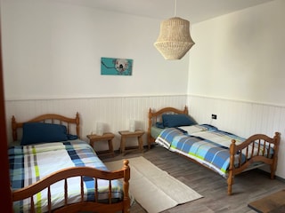 Schlafzimmer mit zwei Einzelbetten