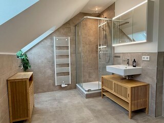 Bad mit Dusche und Waschtisch