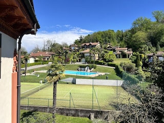 Tennisplatz und Pool