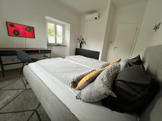 Schlafzimmer 1