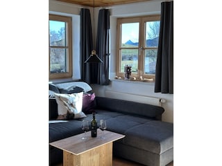 ausziehbare Couch mit Tisch