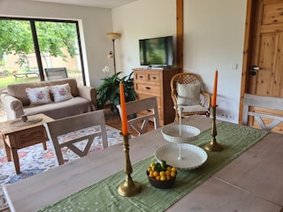 Wohnzimmer mit Esstisch