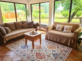 Wohnzimmer mit Gartenblick