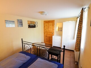 Schlafzimmer mit Doppelbett