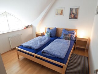 Schlafzimmer mit Doppelbett