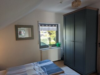 Schlafzimmer zwei mit Kleiderschrank