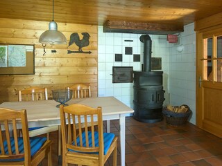 Holzofen in der Ku?che mit Holz zum Beheizen