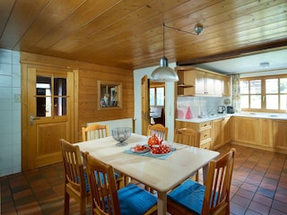 Ku?che mit ausziehbarem Esstisch fu?r 6-8 Personen