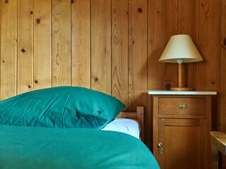 Schlafzimmer 1 mit altem Ka?stchen