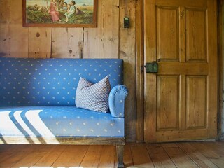 Stube mit alter Tu?re und Sofa