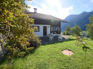 Sonnenterrasse und Wiese mit Panoramablick