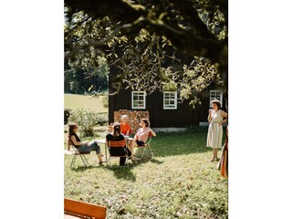 Sitzecke neben Hängematte und Sandkasten im Garten