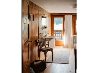 Hus Sigritta Zimmer 6, Doppelbett und Balkon