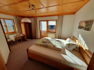 Zimmer 2 mit integriertem Bad