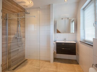 Badezimmer mit Badewanne, Dusche und Toilette