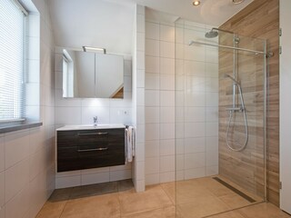 Badezimmer neben dem Schlafzimmer im Obergeschoss