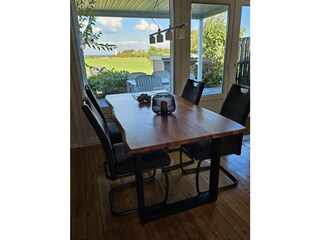 Esstisch mit Panoramablick