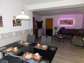 Essplatz mit Blick ins Wohnzimmer