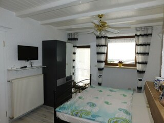 Doppelbett und Kleiderschrank