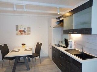 Küchenzeile mit Essgruppe