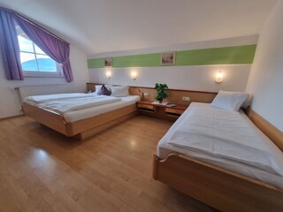 Ein Schlafzimmer mit Doppelbett und Einzelbett