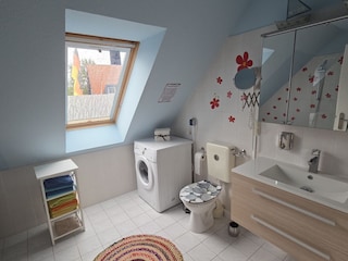 Wannenbad 1. OG mit Waschmaschine, Föhn
