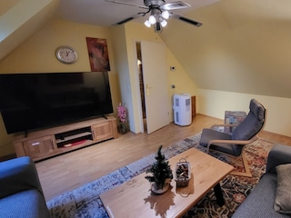 Wohnzimmer mit Smart-TV und Klimaanlage 2. OG