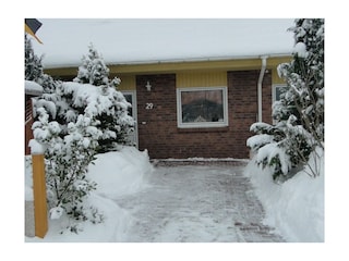 Eingang Mittelhaus im Schnee