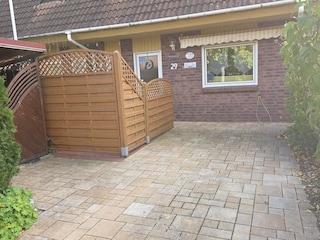 Eingang mit geschützter Grillecke/1 PKW-Stellplatz