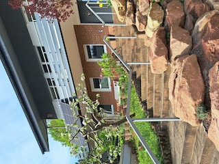 Treppenaufgang vom Parkplatz zum Wohnhaus